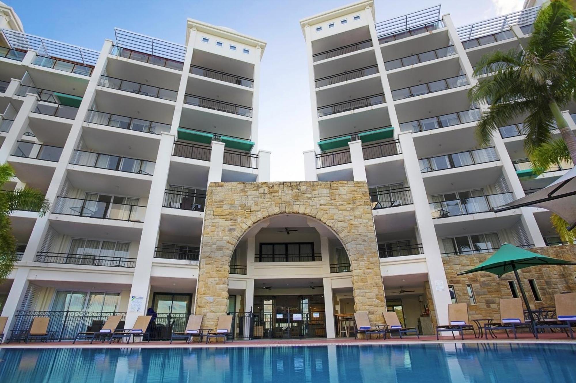 One Bedroom Pool Access Suite Spa Bath